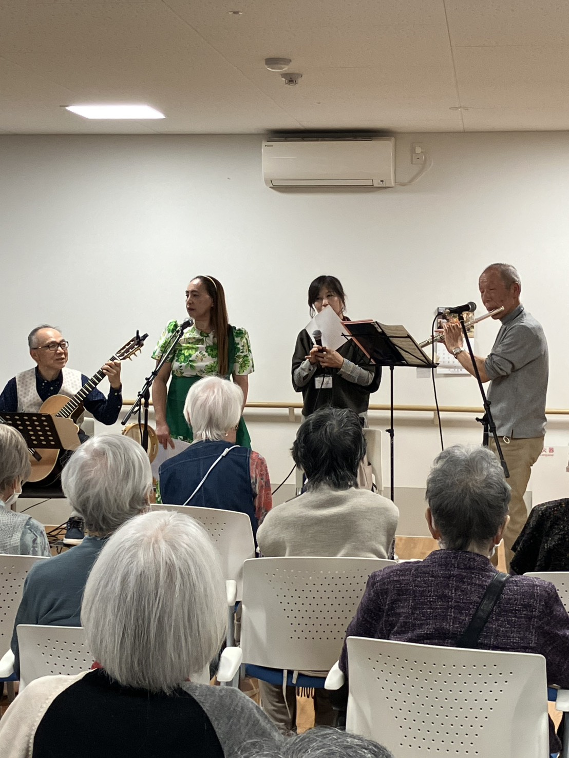 バンド『ViVi』をお招きし音楽ライブを開催しました